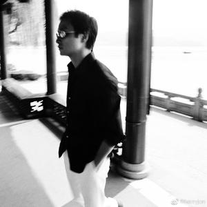 密密呜呜黄男男
